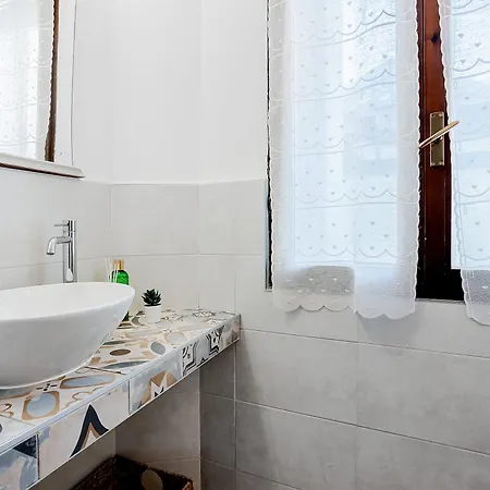 Le Finestre Sul Borgo 1 Apartment *